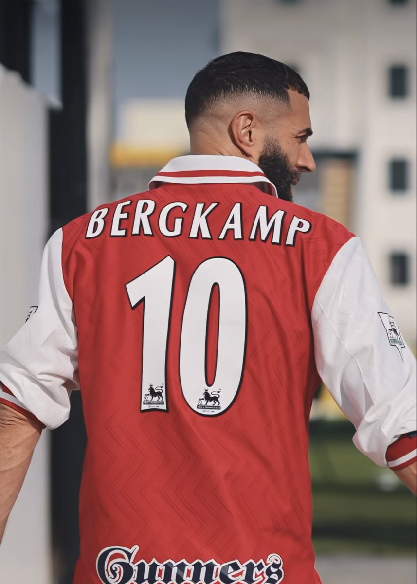 ArsenalCIV225's tweet photo. 🔴⚪ Benzema en mode rétro avec le maillot d’Arsenal 97/98 ! ✨🔥 

Les vrais connaisseurs savent… La qualité supérieure, ça ne trompe pas ! 👌⚽️  

📸 Le Neuve Karim rocking un classique des Gunners ! 🔥  

#Arsenal #COYG #ArsenalCI #RetroKit #Gunners https://t.co/GLPcg59qym
