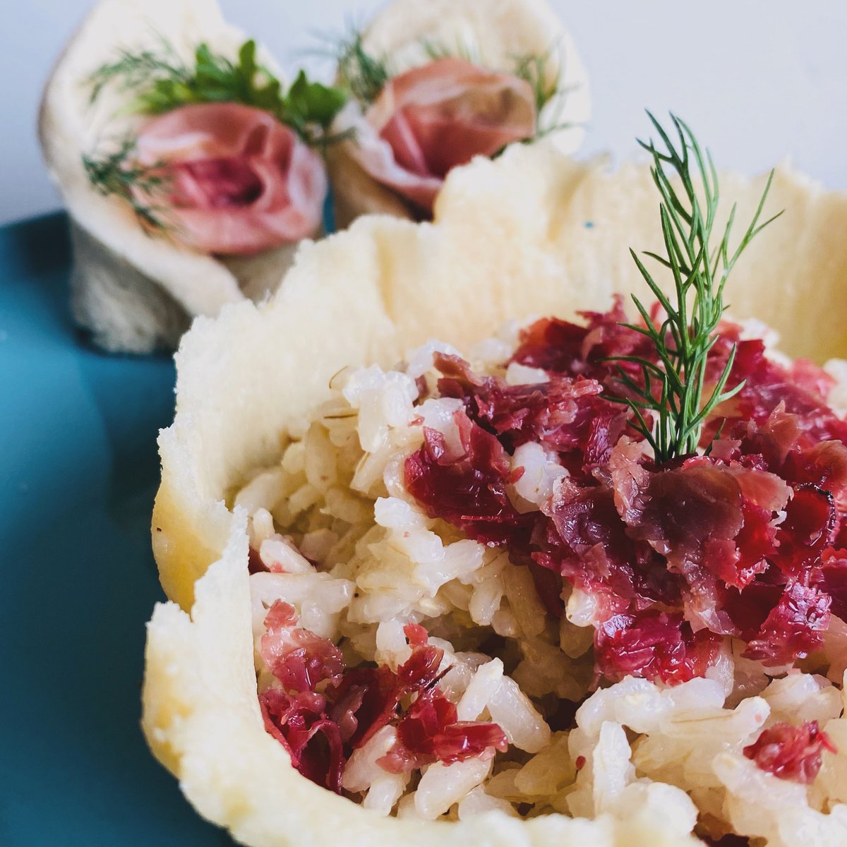 parma_food's tweet photo. Risotto con prosciutto di Parma, in cialda di parmigiano reggiano
#parmigianoreggiano #parma #prosciuttodiparma #parmafood #localfood #km0 https://t.co/sxgmjW8RMm