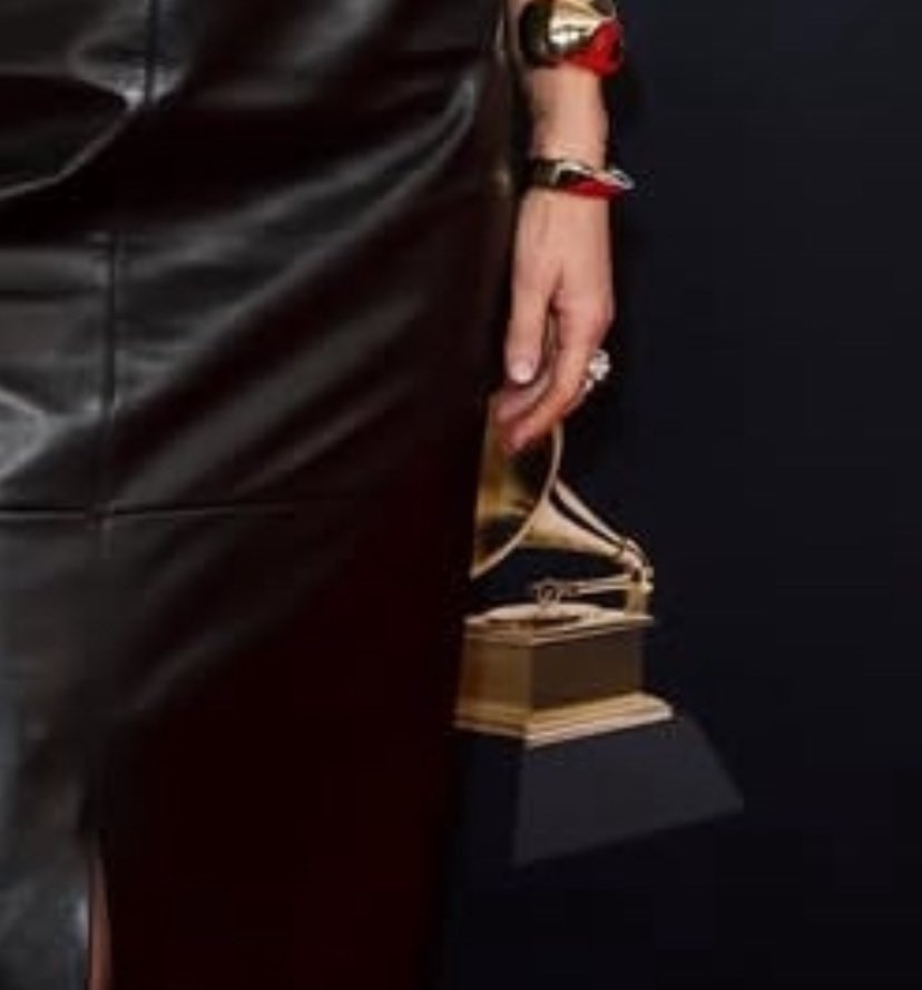 mundomiIey's tweet photo. esto es lo más cerca que veremos a miley posar con un grammy https://t.co/h1kObV2dTT