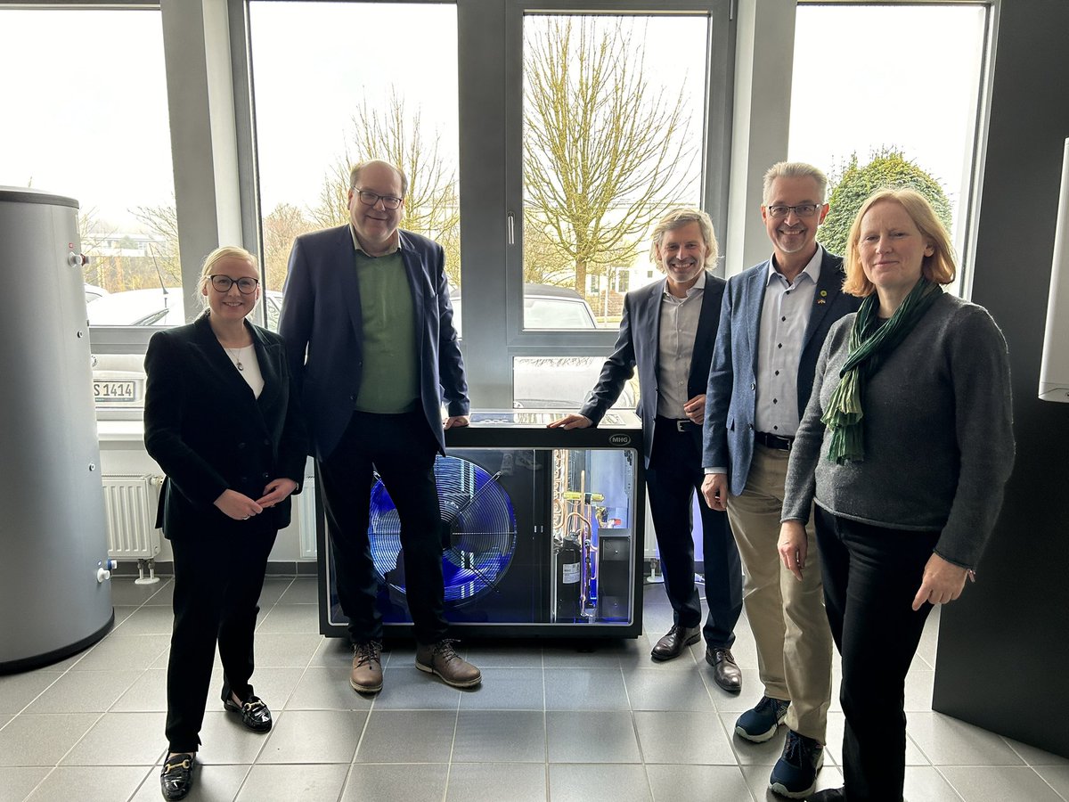 GruenMeyer's tweet image. Heute bei vielen Unternehmen die auf #Klimaschutz und #Wärmewende setzen. Hier beim Unternehmen MHG Heiztechnik in Buchholz vor einer klimaneutralen  Wärmepumpe zusammen mit mit Bundestagskandidat Frerk Meyer in #HarburgLand und MdL Nadja Weipert #Grüne