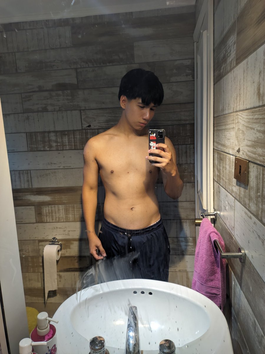 fm_14_'s tweet photo. Algo distinto a lo que público pero subiré fotos de febrero cuando vaya a el gimnasio, es raro viniendo de mi siendo una persona "tímida" quiero ver mi progreso y supongo que nadie verá o descubrirá este perfil. Jojojo🛌 https://t.co/VX5L1aPmCw