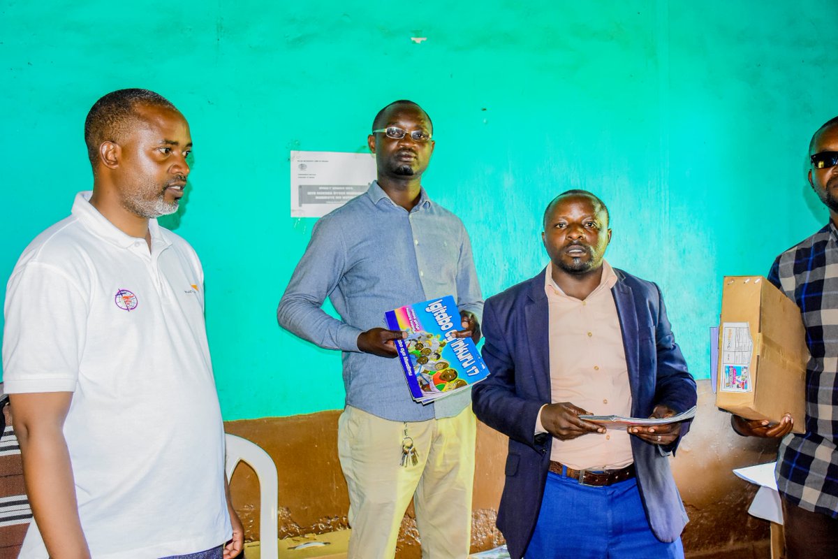 EMLRKinyaga's tweet photo. Ni amahugurwa yatanzwe mu rwego gushyira mu bikorwa umushinga Let the Children Come wa World Vision ku bufatanye na EMLR/Conférence Kinyaga.
Abitabiriye amahugurwa banahawe ibitabo by'inkuru byo gufasha abana gusoma. https://t.co/n851CteXLG