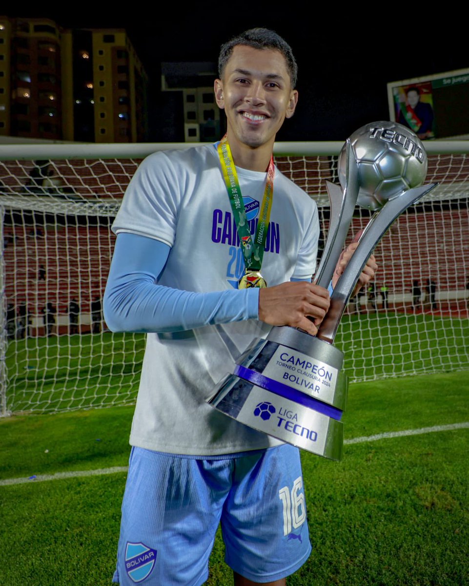 marceloclaure's tweet photo. Continúa rodando el balón del talento boliviano en el futbol mundial.
Estoy emocionado de anunciar la venta histórica, por $us 1 millón, de la ficha del joven futbolista boliviano 🇧🇴 Diego Arroyo al Shakhtar Donetsk @FCShakhtar, el mejor equipo de Ucrania🇺🇦.  
Este es uno de los frutos de nuestro proyecto de formación de jugadores, con la metodología más avanzada del mundo, la del City Football Group. 
Siempre he dicho que, si a los niños y jóvenes bolivianos les ofrecemos condiciones para el desarrollo de sus capacidades, podemos crear una nueva generación de deportistas y, sobre todo, de mejores personas. 
¡Felicitaciones, Diego Arroyo! Estoy seguro de que contribuirás al Shakhtar Donetsk y harás sentir orgullosos a @Bolivar_Oficial y a todo el país🇧🇴.