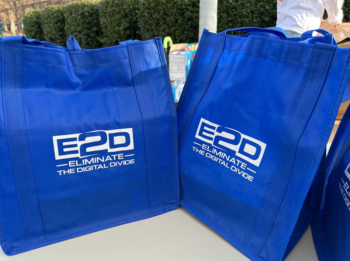 ConnectedOhio's tweet photo. JUST IN: Innovative drive-thru event in Charlotte offered free eero devices instead of burgers &amp; fries

@E2DInc provided 70 eero Pro devices to individuals and families in need of adequate broadband access. Learn about this one-of-a-kind initiative here → https://t.co/jGoZKn8kqy https://t.co/VcGzomQ8TG