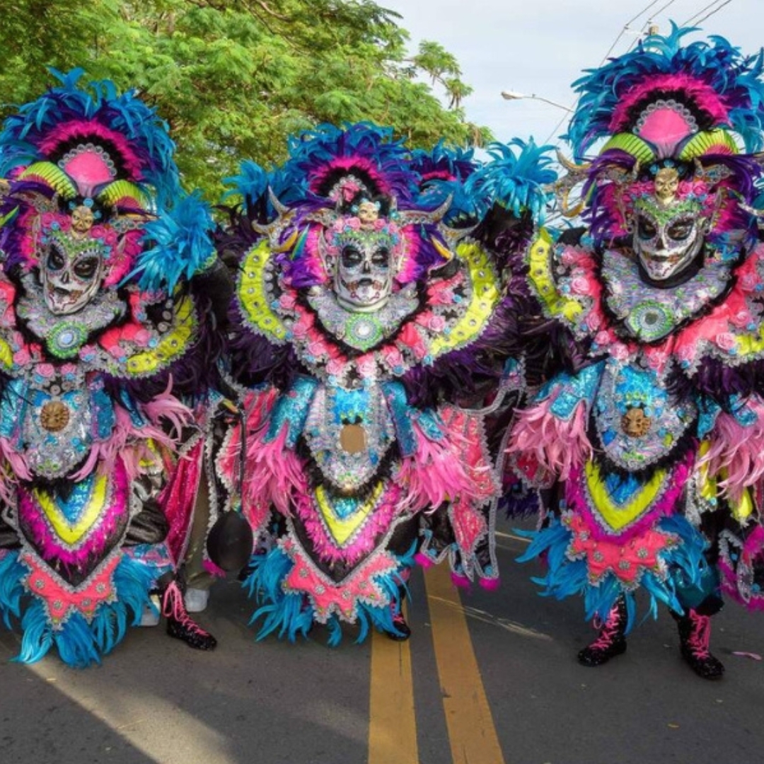 RTmagazinedo's tweet photo. @mr_tours y el Comité Organizador del Carnaval Vegano iniciaron la temporada de carnaval vegano con el traslado a La Vega de comunicadores y representantes digitales para disfrutar de los Diablos Cojuelos en 2025. https://t.co/YoE8xmyenM https://t.co/I2l2N0qxMM