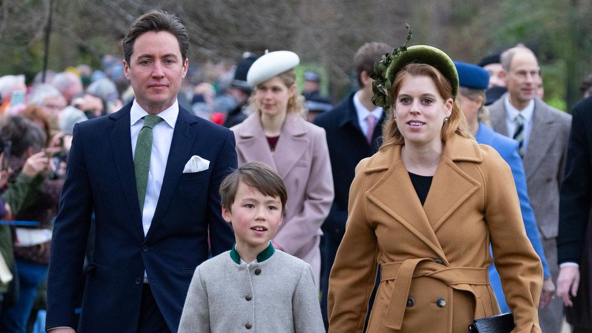 Während sich Prinzessin Beatrice über die Geburt ihrer zweiten Tochter freut, scheffelt ihr Stiefsohn Wolfie fleißig Geld. Wie der Achtjährige sich ein kleines Vermögen aufbaut... gala.de/royals/briten/…