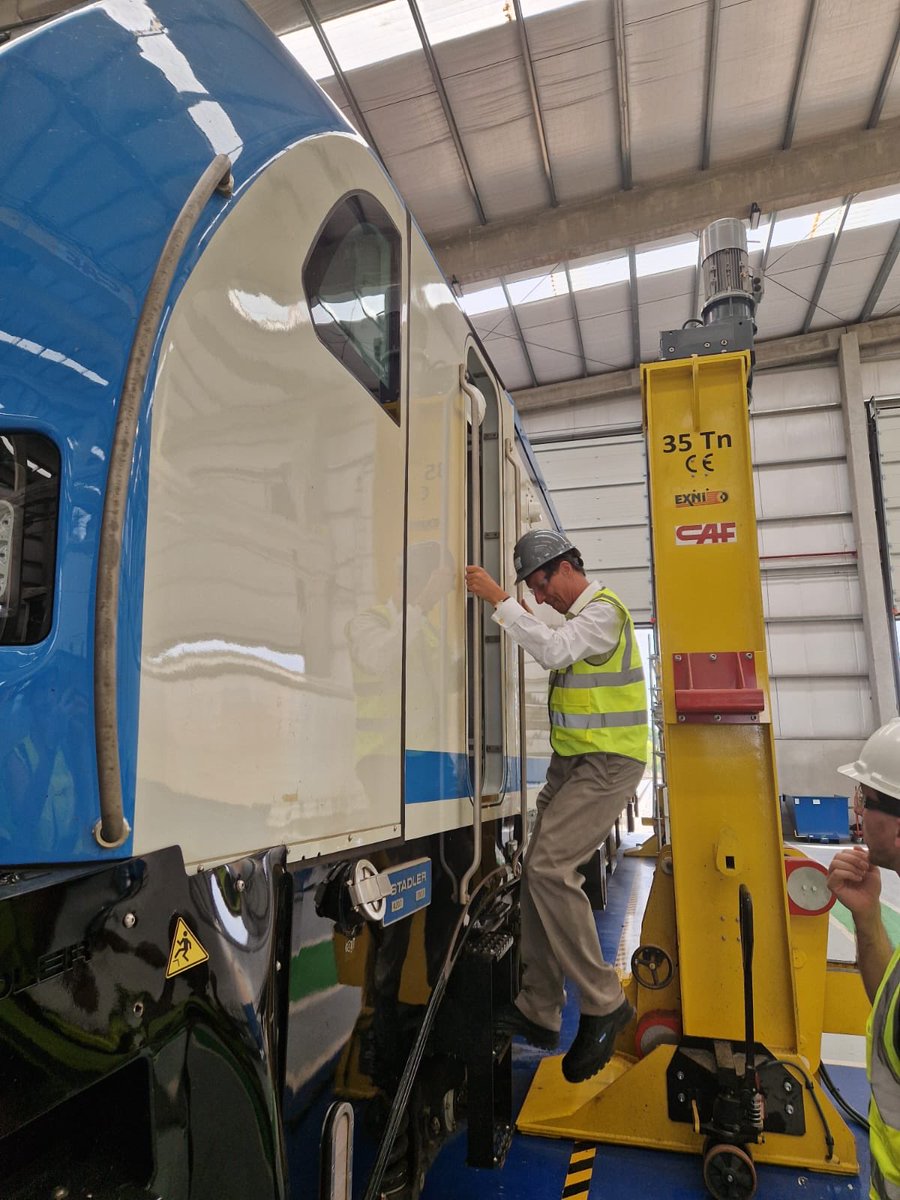 AlemaniaEnUY's tweet photo. Menos camiones, más ferrocarriles: Impresionante conocer las instalaciones de operaciones y mantenimiento en la modernizada ruta de transporte de carga entre Montevideo y Paso de los Toros junto con Niko Warbanoff, CEO de DB International Operations
⁦@dbcc_transport⁩ https://t.co/yWc7Zax5Sw