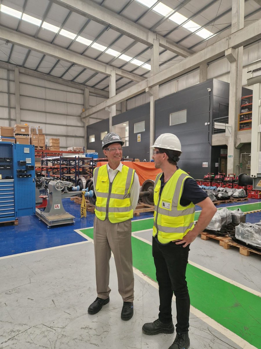 AlemaniaEnUY's tweet photo. Menos camiones, más ferrocarriles: Impresionante conocer las instalaciones de operaciones y mantenimiento en la modernizada ruta de transporte de carga entre Montevideo y Paso de los Toros junto con Niko Warbanoff, CEO de DB International Operations
⁦@dbcc_transport⁩ https://t.co/yWc7Zax5Sw