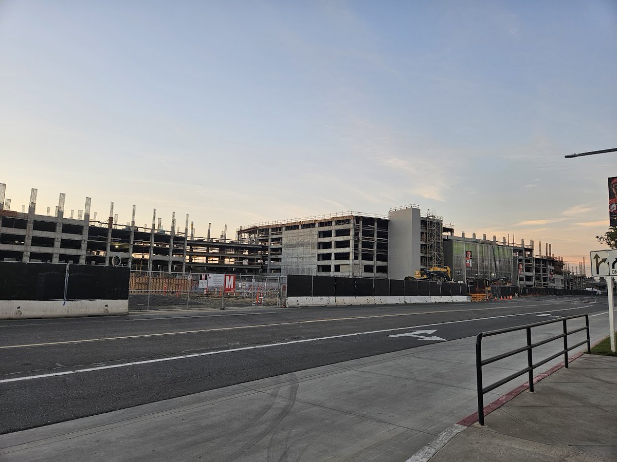 OC Vibes. A mix use project around the Honda Center. A ton of work already in progress. Can't miss it off the 57.

la.urbanize.city/post/mixed-use…

<a href="/ocVIBE/">OCVIBE</a> <a href="/ocregister/">O.C. Register</a> <a href="/AnaheimDucks/">x - Anaheim Ducks</a> <a href="/City_of_Anaheim/">City of Anaheim</a>

 #OC #Anaheim #Construction #HondaCenter #OCVIBE #ducks