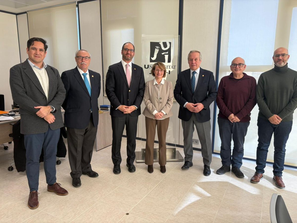 Vicerrectoría de Asuntos Internacionales UNAB (@unab_intl) on Twitter photo El Rector de la <a href="/uandresbello/">U. Andrés Bello</a>, Julio Castro, y el Vicerrector de Asuntos Internacionales, <a href="/issakortg/">Issa Kort G</a> , visitaron la Universidad Jaume I en Castellón, Valencia, donde sostuvieron una reunión con <a href="/EvaAlconUJI/">Eva Alcón UJI</a>, Presidenta de la <a href="/CrueUniversidad/">Crue Universidades</a>. El Rector de la <a href="/uandresbello/">U. Andrés Bello</a>, Julio Castro, y el Vicerrector de Asuntos Internacionales, <a href="/issakortg/">Issa Kort G</a> , visitaron la Universidad Jaume I en Castellón, Valencia, donde sostuvieron una reunión con <a href="/EvaAlconUJI/">Eva Alcón UJI</a>, Presidenta de la <a href="/CrueUniversidad/">Crue Universidades</a>.