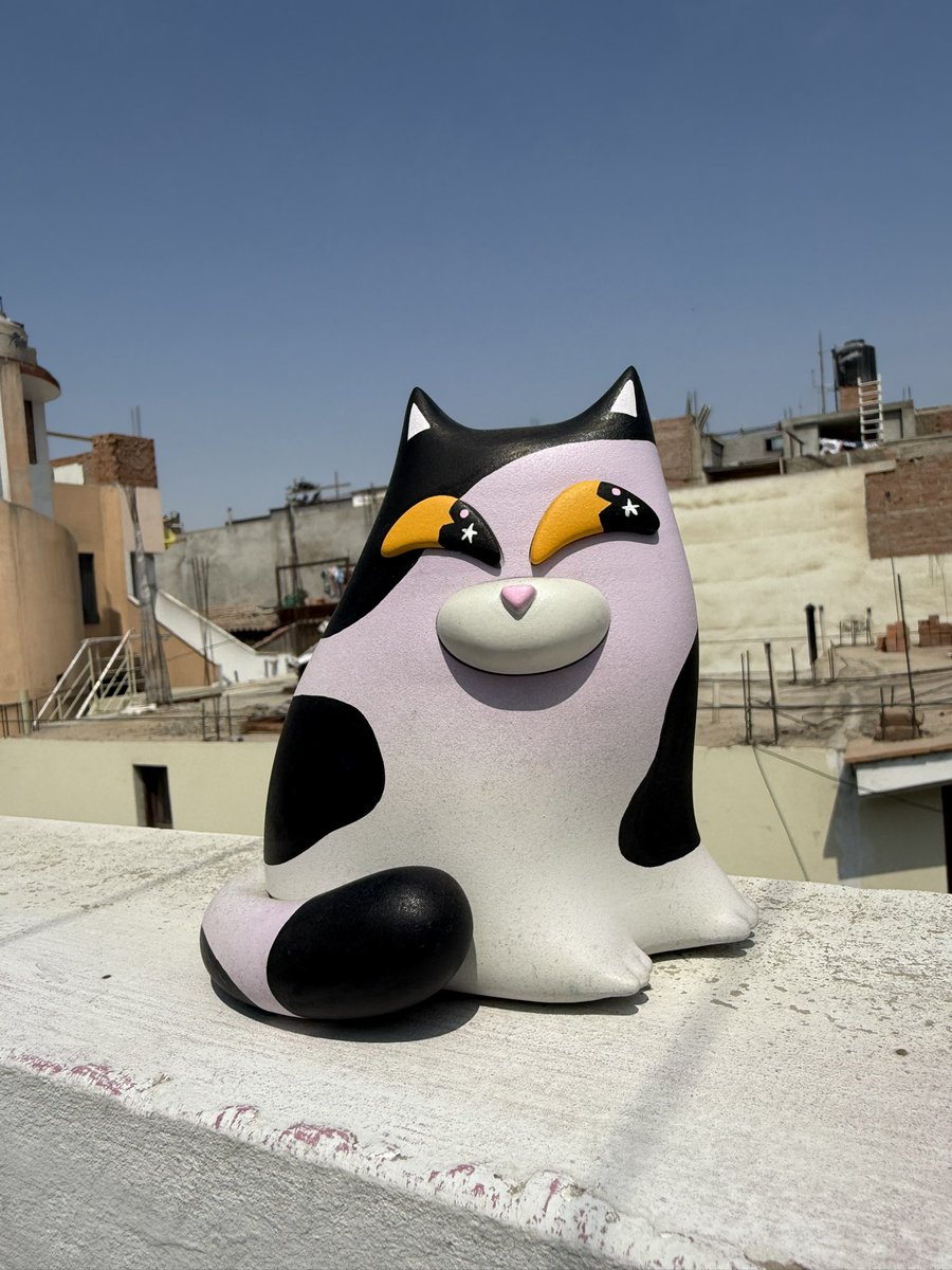 “This is an image of my art toy, Techero—a little cat that loves to change its skin design and is looking for a new home. How many Solanas do you think this art toy should cost?”#Techero #ArtToy #NFT #Solana #UrbanKawaii #Collectible #Ilustronauta