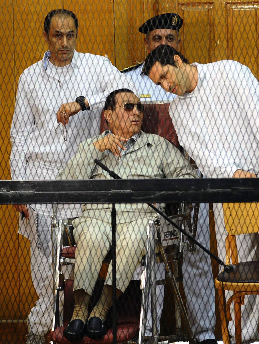 Meca8686's tweet photo. @StefanThumann Ich musste sofort an Hosni Mubarak denken - Ägyptischer Diktator, der mit harter Hand den starken Alpha man machte aber nach seinem Sturz sich vor Gericht verantworten musste. Da wurde er dann auf einmal so schwer krank und kam nur in Begleitung von Ärzten. https://t.co/oTviDlNx0k