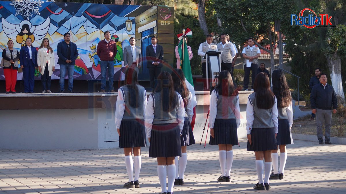 radiotk_org's tweet photo. Alumnos del bachillerato Emiliano Zapata y autoridades municipales participaron en la ceremonia cívica en #Tecamachalco. https://t.co/kEQKDikAGz