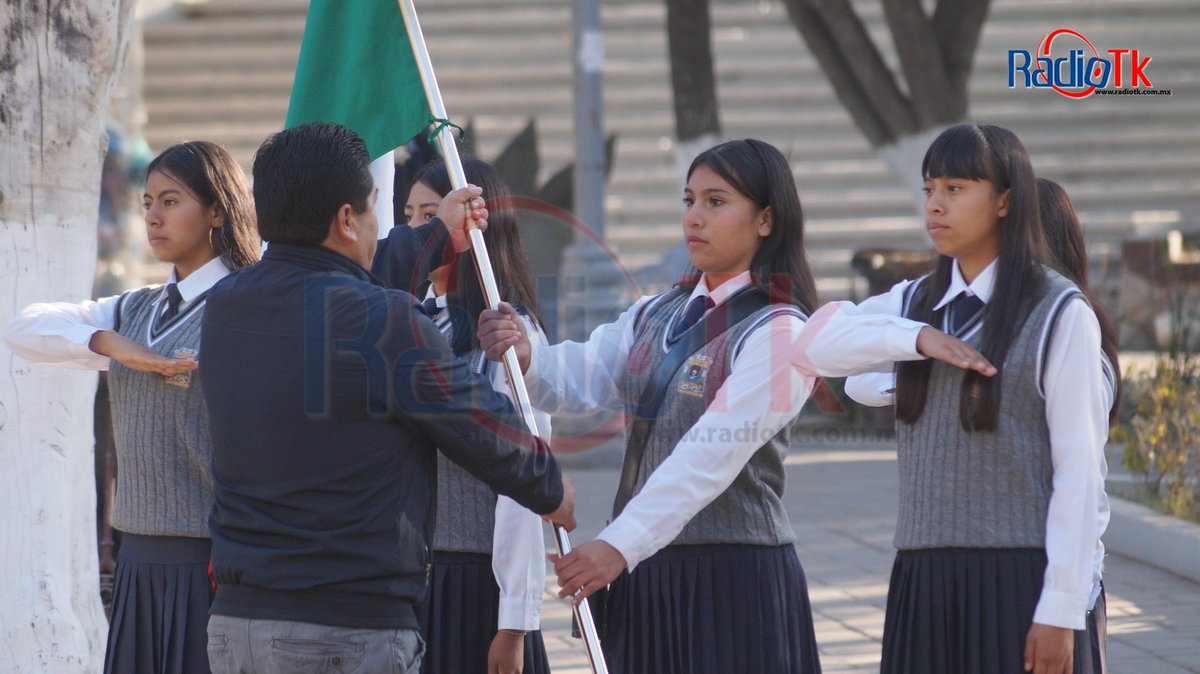 radiotk_org's tweet photo. Alumnos del bachillerato Emiliano Zapata y autoridades municipales participaron en la ceremonia cívica en #Tecamachalco. https://t.co/kEQKDikAGz