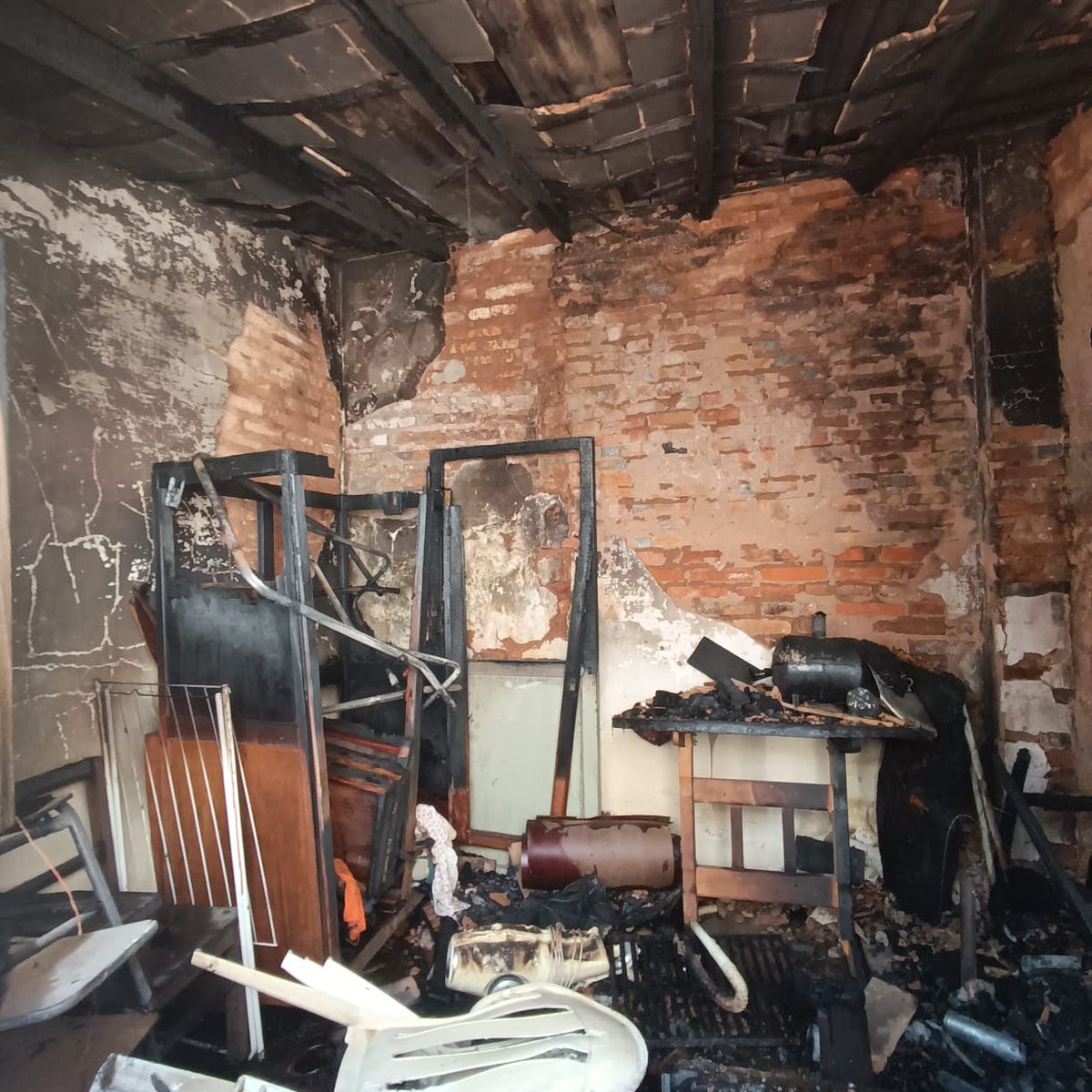 🚨 𝗦𝗘𝗥𝗩𝗜𝗖𝗜𝗢 🚨

El día de ayer asistimos a una denuncia de incendio de vivienda en las calles 3ra. Proyectada y Caballero, el fuego consumio por completo una habitación, personal de @bomberosk3 logró que el fuego no se propague para luego extinguirlo completo 🔥

#K3