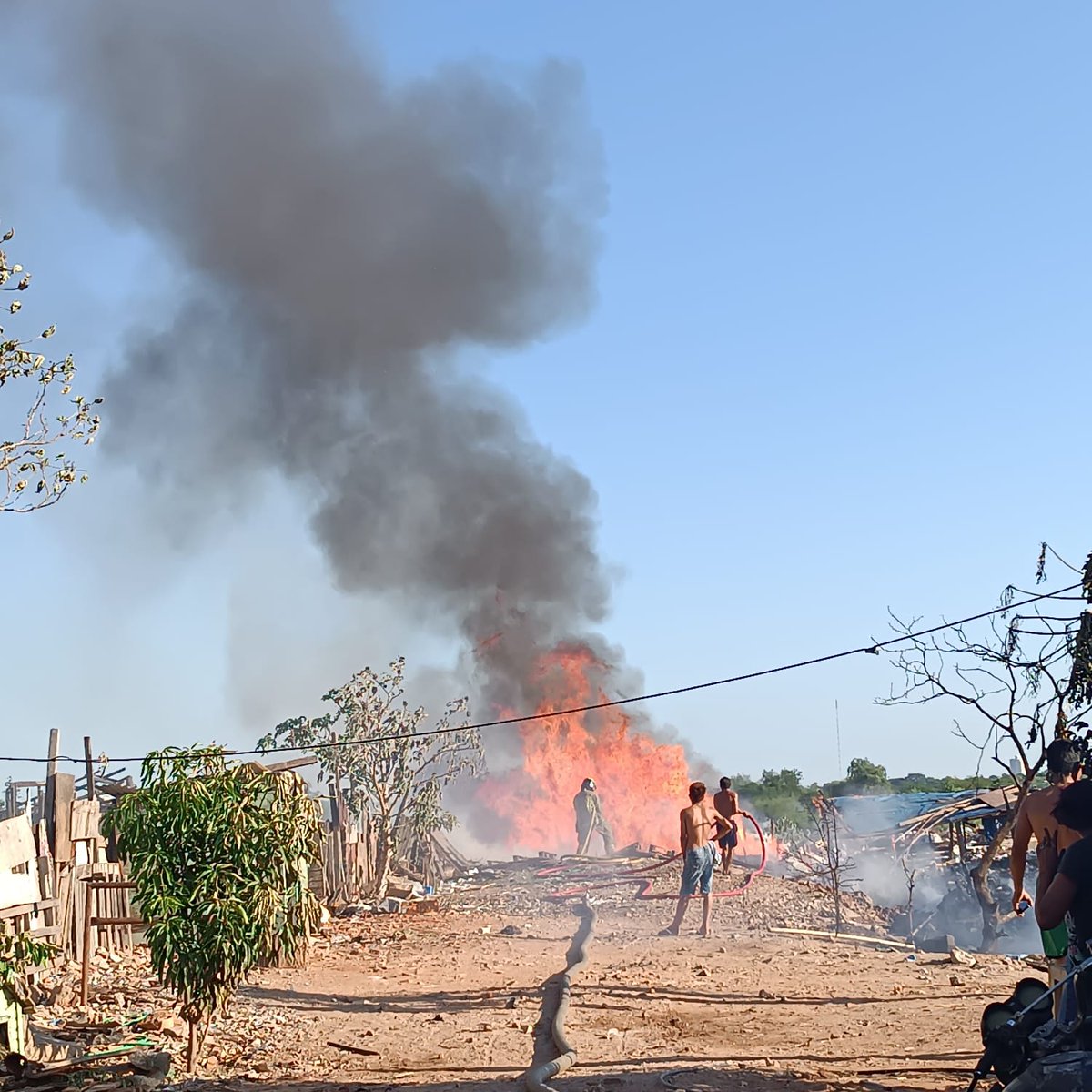 🚨 𝗦𝗘𝗥𝗩𝗜𝗖𝗜𝗢 🚨

Desde ayer hasta hoy, nuestro equipo de @bomberosk3 trabajó incansablemente para controlar un incendio de grandes proporciones de basural y pastizal en 45 Proyectadas y Cap. Figari.

#K3 #CBVP #Servicio #Emergencia #Incendio #Bomberosk3