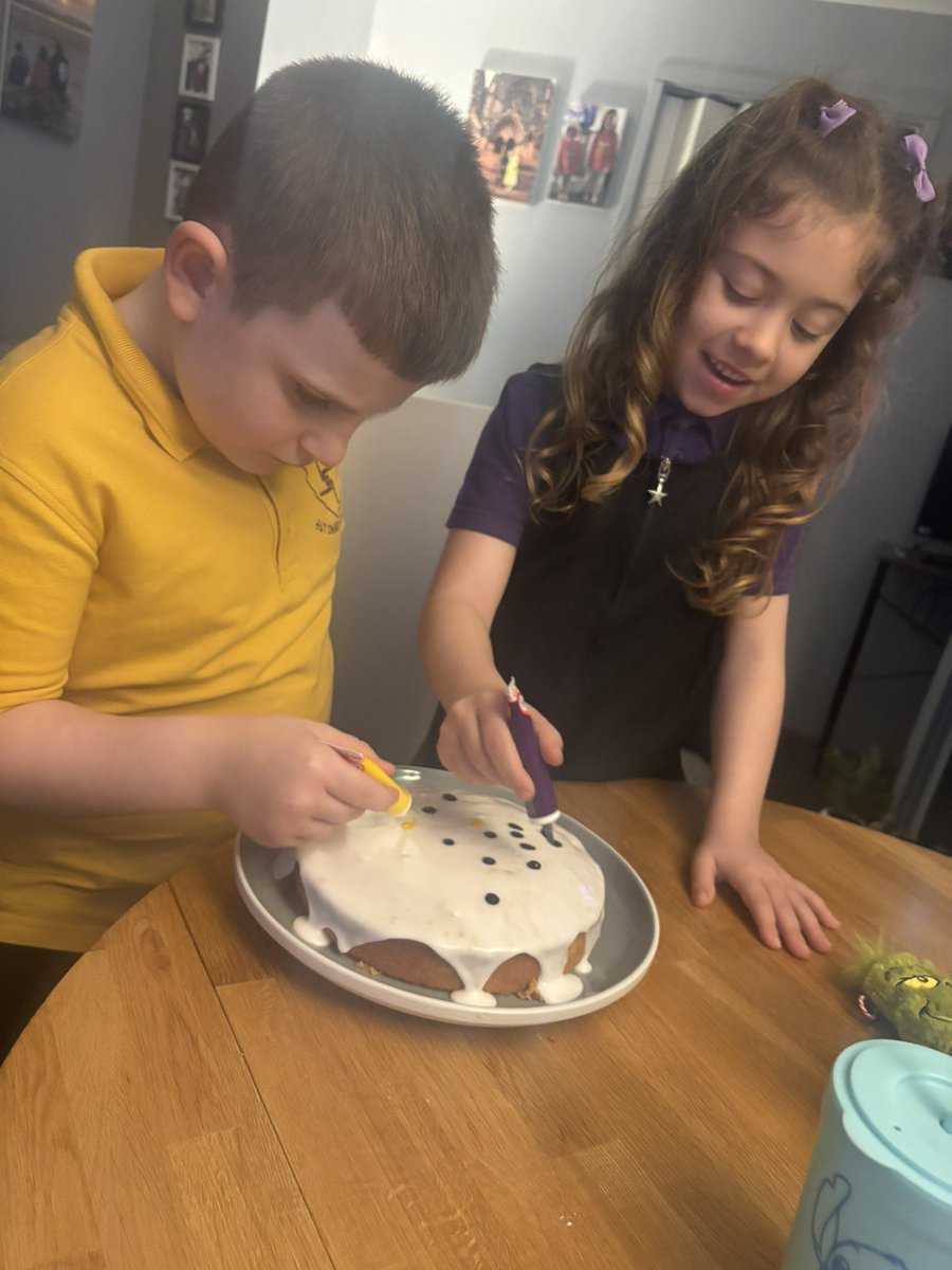 Gilliancallan10's tweet photo. After school baking for these 2 today. Well spent day off ♥️@BridgetPrimary https://t.co/sky1Fe4Lk6