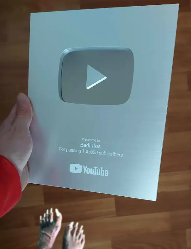 Badinfoss's tweet photo. Got my tiny @YouTube play button https://t.co/48EeLJFHqC