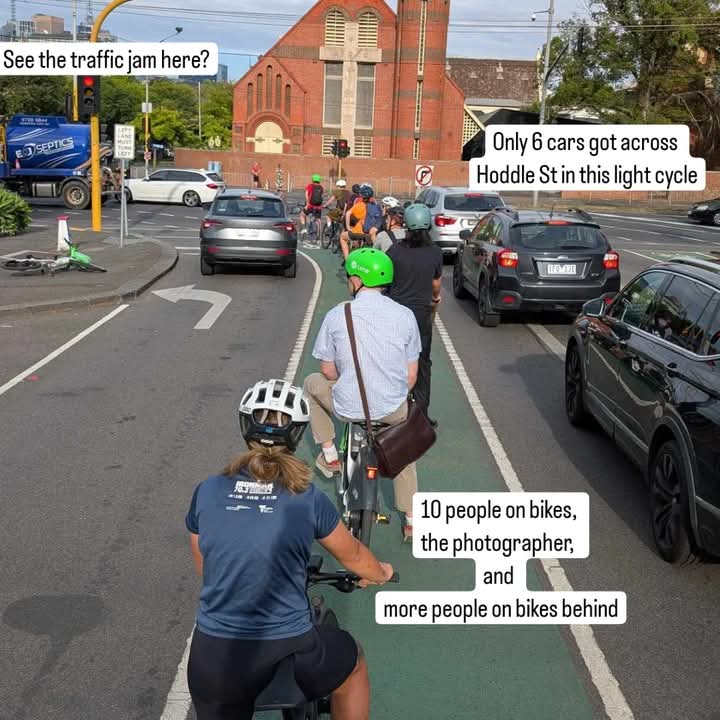 Elizabeth St, 10+ riders, 6 cars on 1 light cycle at Hoddle

Over 15 years since Albert St protected lanes in East Melbourne were built, the connecting Elizabeth St lanes in Richmond were added 4+ years ago creating much-loved east-west route for riders

form.jotform.com/yarrabike/yarr…