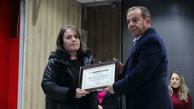 eminpazarci's tweet photo. Bence çizme aşıldı...
Adalete kafa tutmak, başkaldırı, büyük bir skandaldır bu:
Bolu Belediye Başkanı Tanju Özcan, Kartalkaya'da 78 kişinin öldüğü otel faciası sonrası tutuklanan kuzeni Başkan Yardımcısı Sedat Gülener, İtfaiye Müdürü Kenan Çoban ve itfaiye personeli İrfan Acar'a "Hizmet Şeref Belgesi" verdi.
Belgeleri Özcan'ın elinden tutukluların eşleri aldı.
En basit ifade ile Türk yargısına verdiğiniz ve vereceğiniz kararların benim gözümde hiç  bir hükmü yoktur diye meydan okumaktır bu. Ayrıca sorumluluktan kaçmaktır.