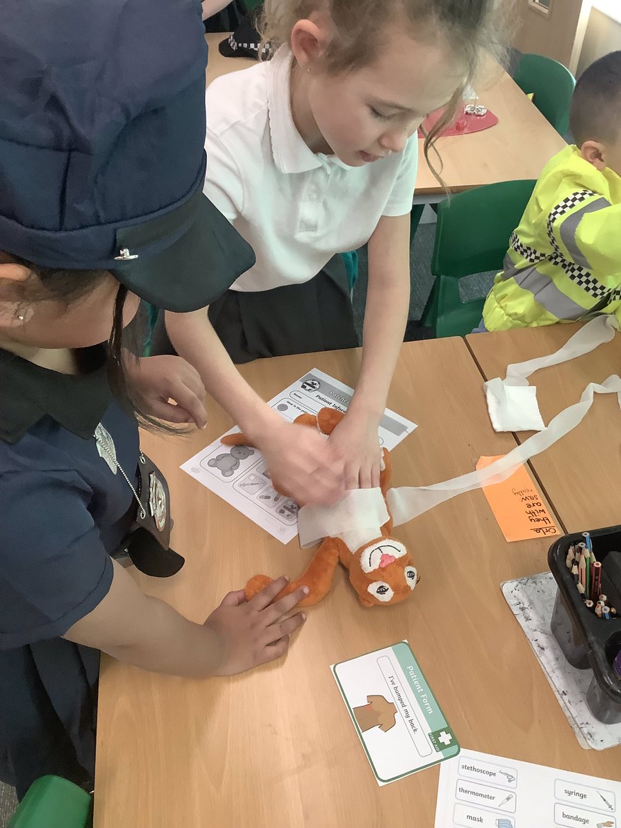 Lakeside_school's tweet photo. 2HE wow day. They look like they have had lots of fun. #makingmemories #wowday https://t.co/Dm1lhXzQnX