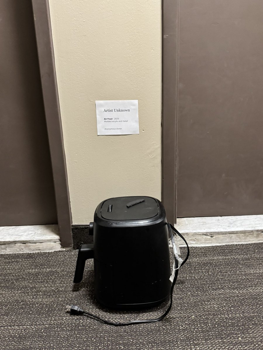 nosidam's tweet photo. Someone left an air fryer in my apartment building‘s hallway 2.5 weeks ago. It hasn’t moved since. Someone added a sign. https://t.co/G5sl5jUcv3