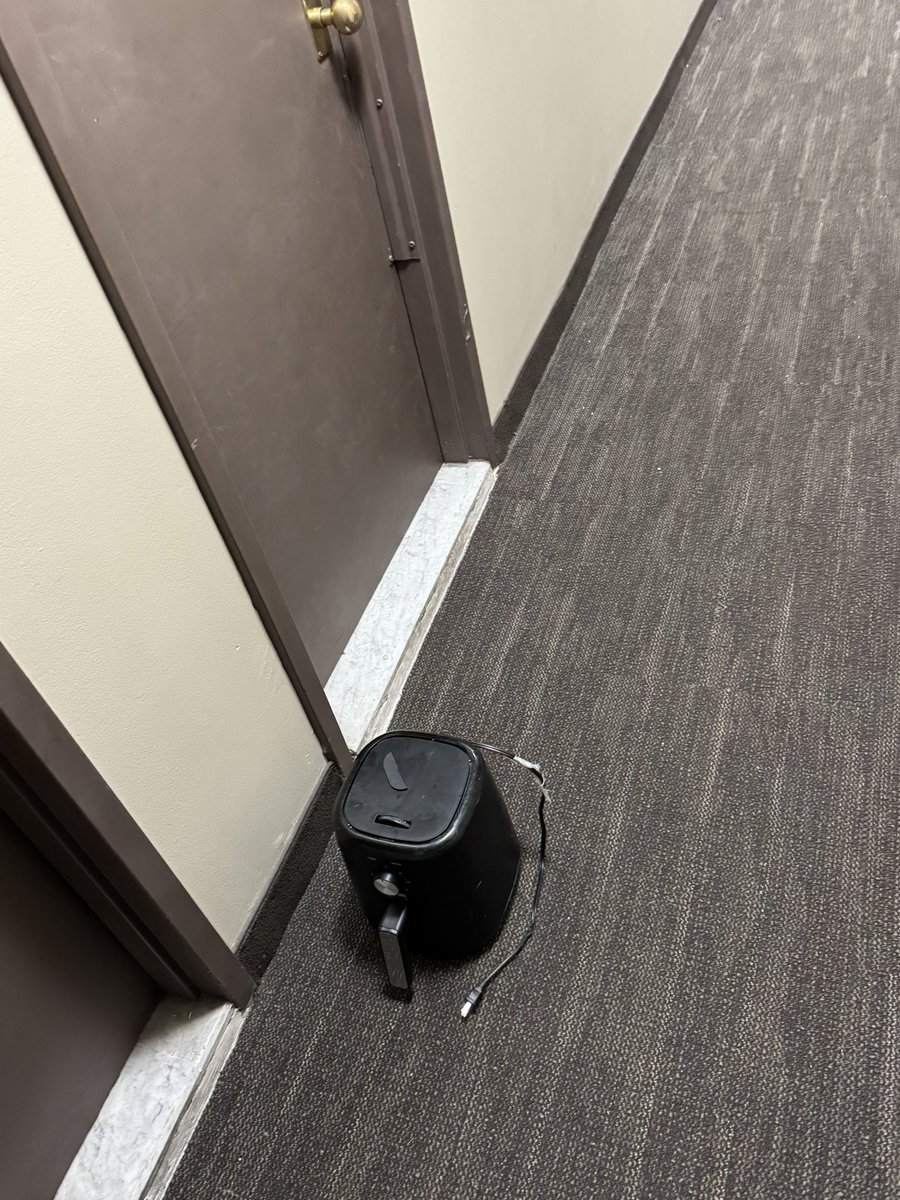 nosidam's tweet photo. Someone left an air fryer in my apartment building‘s hallway 2.5 weeks ago. It hasn’t moved since. Someone added a sign. https://t.co/G5sl5jUcv3