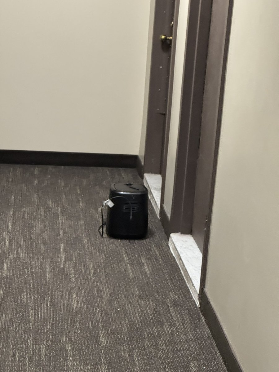 nosidam's tweet photo. Someone left an air fryer in my apartment building‘s hallway 2.5 weeks ago. It hasn’t moved since. Someone added a sign. https://t.co/G5sl5jUcv3