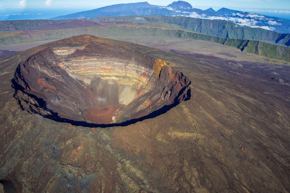 FranceHui's tweet photo. 🌋🔥 Le Piton de la Fournaise, joyau de La Réunion, culmine à 2 631 m et reste l’un des volcans les plus actifs au monde ! Une ascension spectaculaire à travers des paysages lunaires, classée au patrimoine mondial de l’UNESCO. 🌍✨ #LaRéunion #PitonDeLaFournaise #Volcan https://t.co/zFO2ugK0Np