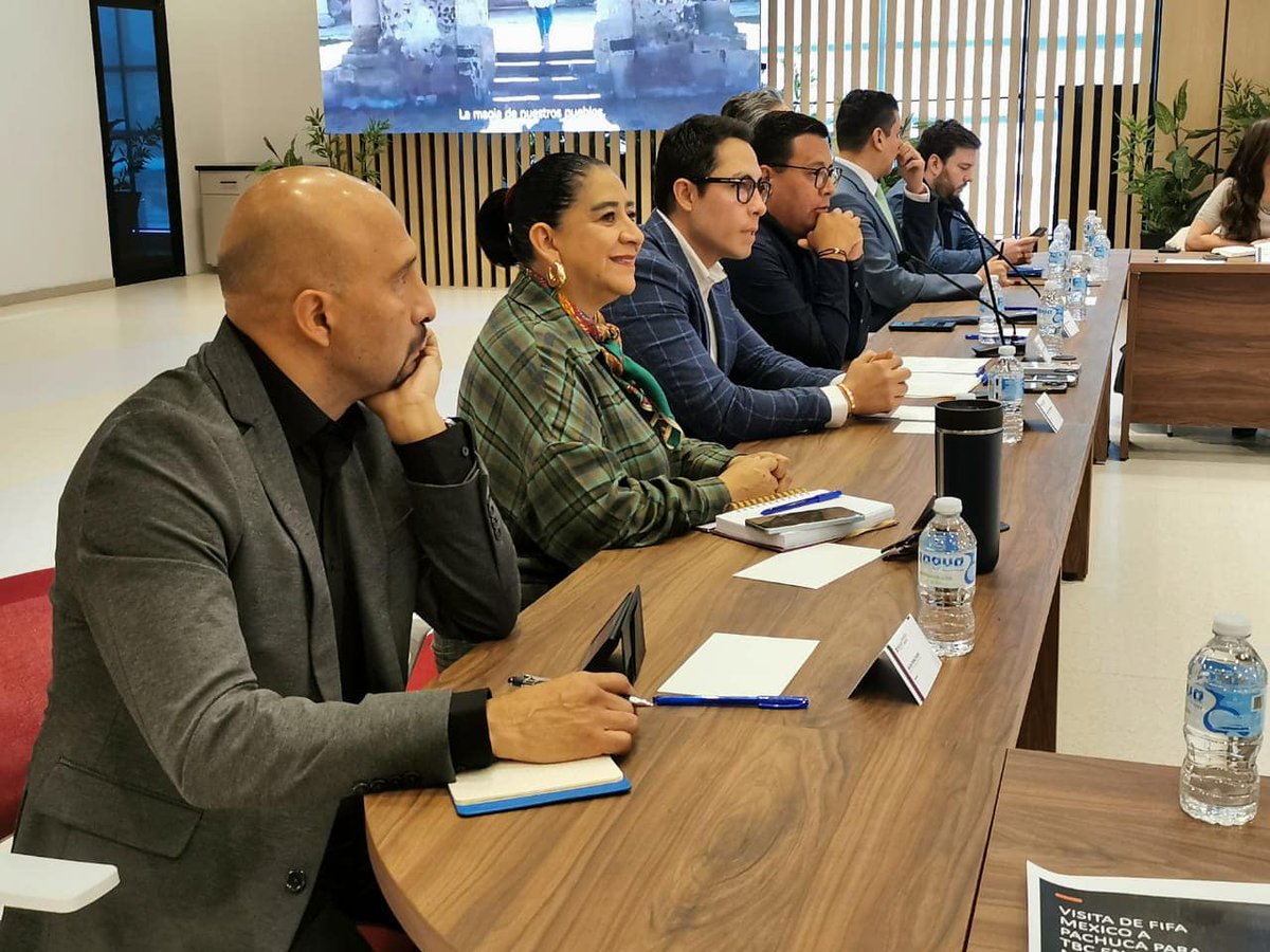 LizQuintanarG's tweet photo. ¡Hoy fue un día de grandes avances! Tuvimos una reunión muy fructífera encabezaea por el Oficial Mayor, Edgar Orlando Ángeles Pérez, el Alcalde de Pachuca Jorge Reyes, Armando Martínez, presidente del Club Pachuca... https://t.co/sf32Z1gKYK