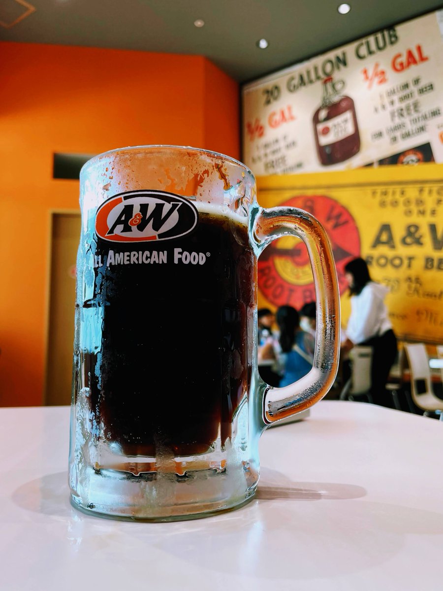 8GoodLife's tweet photo. One of Okinawa’s local food spots: A&amp;W. 
Their specialty – Root Beer.  

When dining in, it’s served in a beer mug-sized glass. And the best part? Unlimited refills!  

With its unique aroma, once you get used to its flavor, drinking root beer will make you feel in Okinawa! https://t.co/kUr5WiKk1C