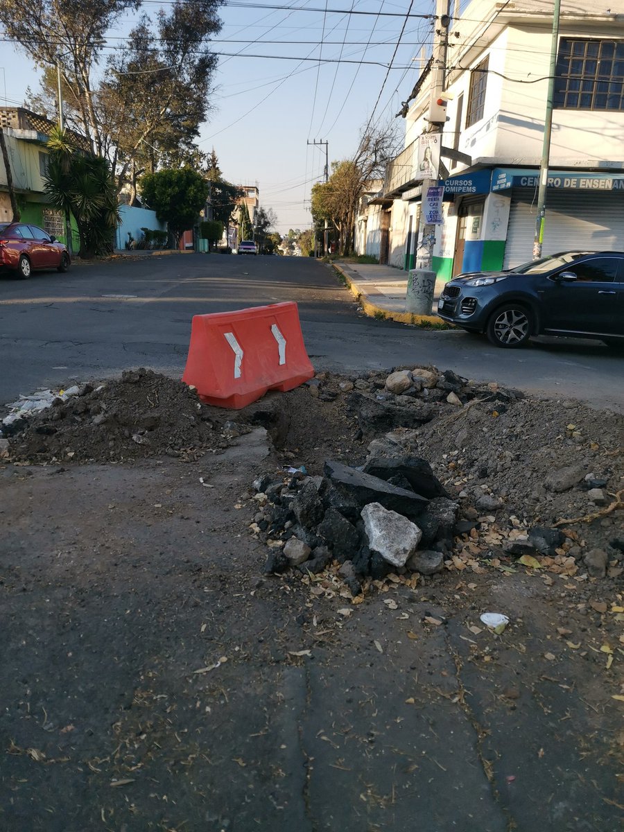<a href="/Gabyosoriohdz/">Gaby Osorio</a> <a href="/TlalpanAl/">Alcaldía Tlalpan</a>
Mas de 2 meses así, provocado tráfico, posibles accidentes, "empobreciendo" la belleza de nuestras calles llenas de baches.
Vienen a arreglar y dejan peor.
Calle Kopoma y Acanceh en Pedregal de San Nicolás 2a Sección.
N°Reporte SUAC-0402253076439