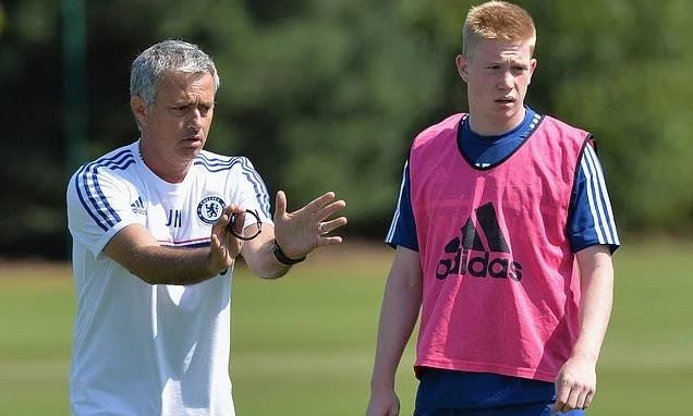 Kevin De Bruyne (SkySportPL): “Mourinho ile sadece iki kere görüştüm. Benimle ilgilenmedi ve Chelsea’den gitmeme sebep oldu. Takım toplantılarında taktikten çok, hakemlere nasıl baskı kurmamız gerektiği ile ilgileniyordu.”