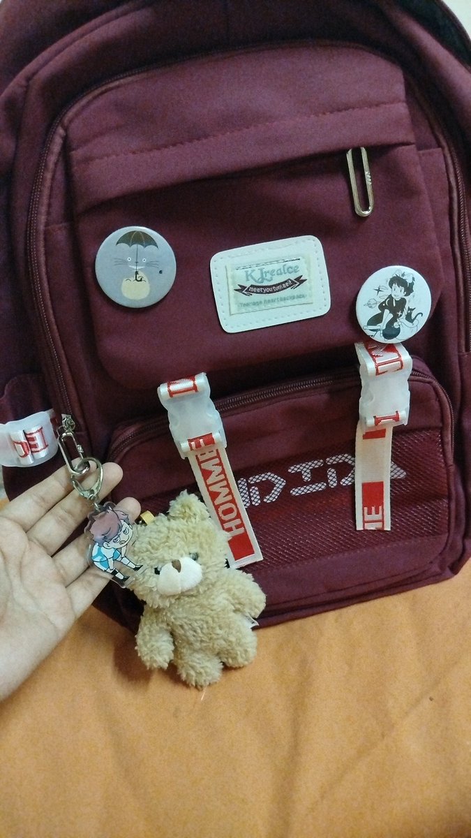 malu_study's tweet photo. tão ansiosa para minhas aulas que já comprei minha bolsa e taquei bugiganga nela https://t.co/E6lxFRTaRy
