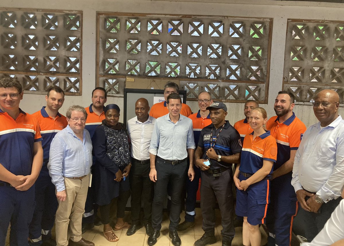 David Lisnard s’est rendu auprès des équipes de la <a href="/ProtecCivilefr/">Protection Civile</a> avec le Président <a href="/RICHEZfrancois1/">François RICHEZ</a> au dispensaire d’Acoua. Grâce à la solidarité des collectivités territoriales qui ont répondu à l’appel de l’AMF, et la mobilisation des bénévoles de la protection civile, le