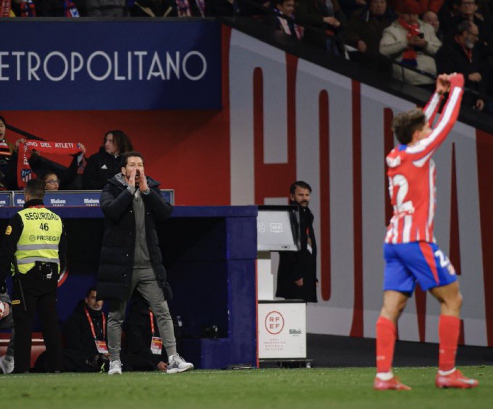 Gokturk_Tamay's tweet photo. Simeone & Simeone 🔥🔴⚪️
El padre y el hijo... 👨🏻🦳🧒🏻Uno dirigiendo el equipo viendo a su hijo anotar dos veces en 10 minutos para su equipo... ❤️🤍
#AtleticoMadrid | #Getafe | #AtletiGetafe | #ATMGET | #CopaDelRey https://t.co/870nbT695k