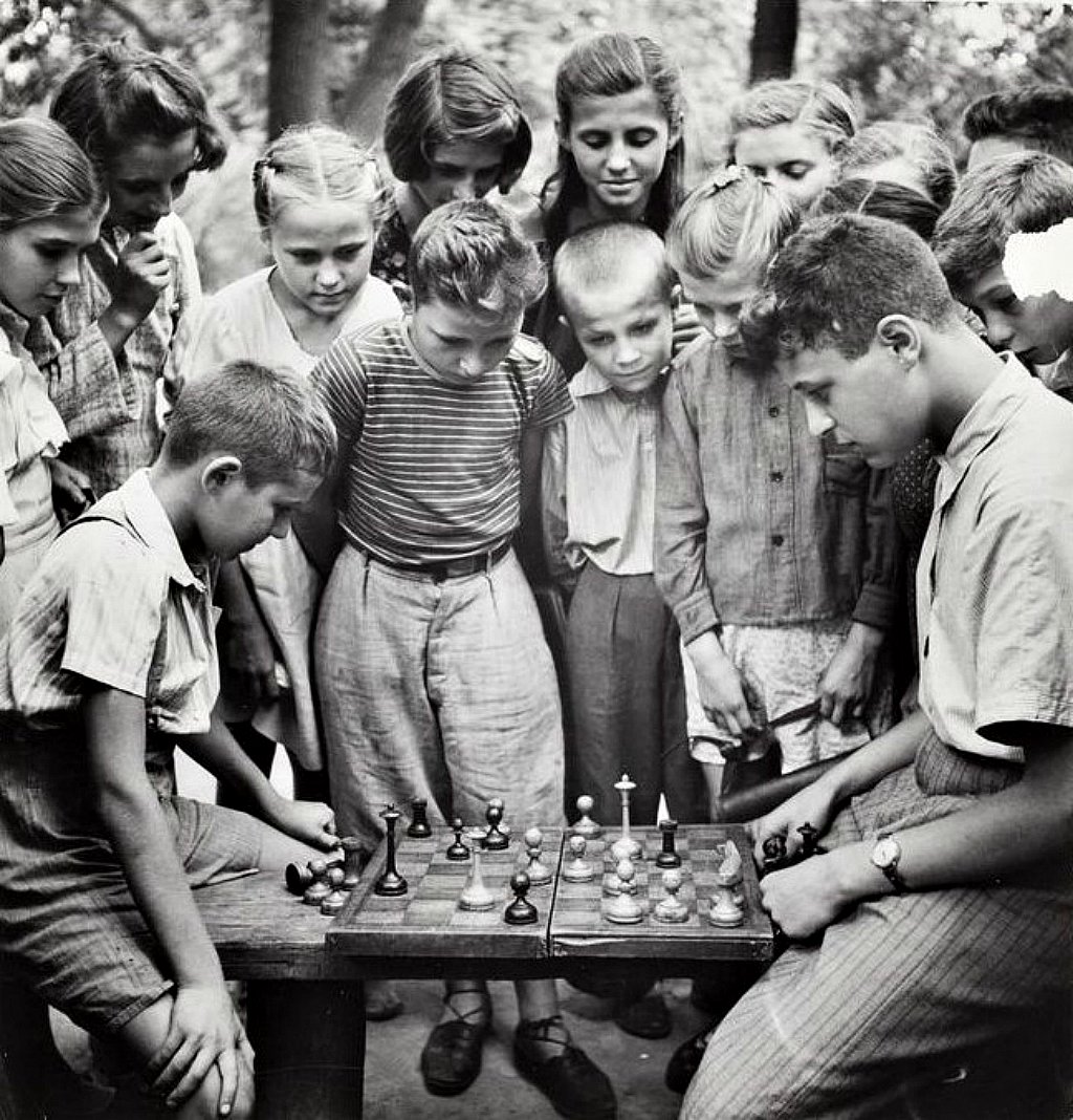 RabalFrancesco's tweet photo. Robert Capa, Moscow, 1947 https://t.co/cND93kXdoi