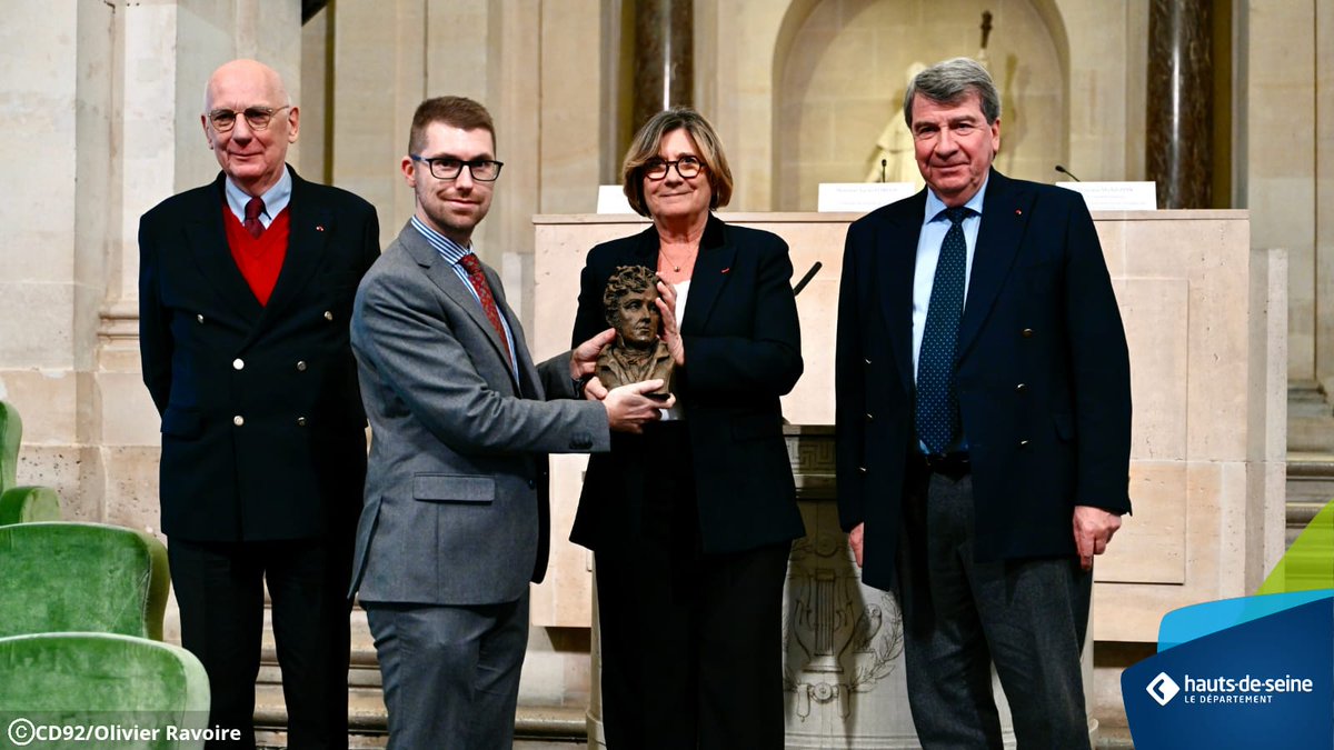 📚✨Jeanne Bécart, Vice-Présidente en charge de la culture, a remis le Prix Chateaubriand 2024 à   Charles-Éloi Vial sous la coupole de l’<a href="/InstitutFrance/">Institut de France</a>, aux côtés de Xavier Darcos de l'Académie Française, Chancelier de l’Institut et Président du jury. 🏛️ 

Depuis 2011, le