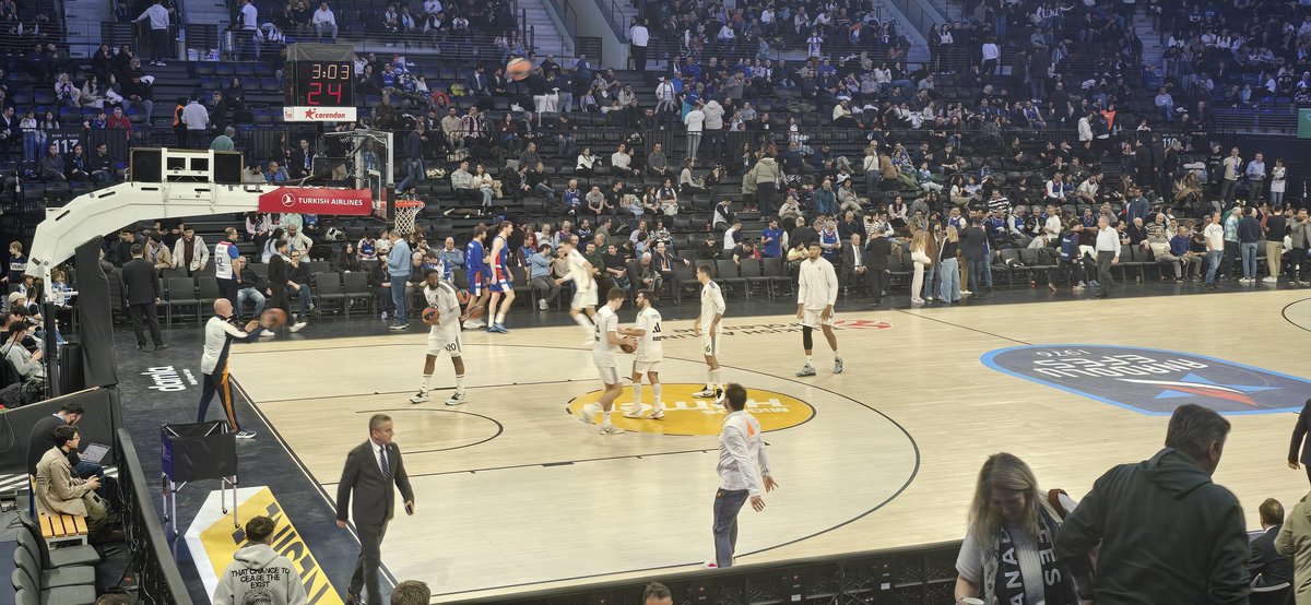 scanbasoglu's tweet image. Efes in bu sene en onemli maciydi alnimizin akiyla ciktik ama daha onemlisi Llull un mandalina atislarini son kez canli izledim #llull #AnadoluEfes #EuroLeague25