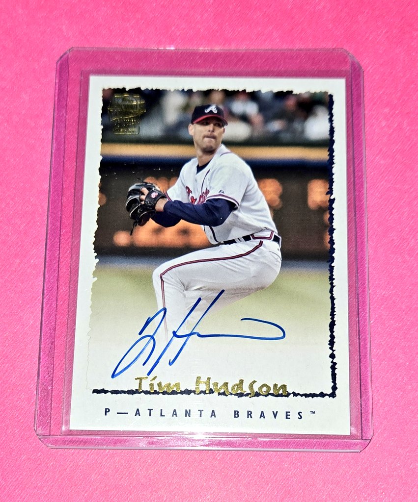 WhitneysCards's tweet photo. The hobby has been good to me lately 🩷. I want to do a few giveaways because y'all are always awesome. There's been a lot of negative hobby stuff lately so remember to #BeTheGood as @MrKdub says. Please RT and follow. I'll random a winner next week. There will be more to come 😊 https://t.co/8FIuyX8P1B
