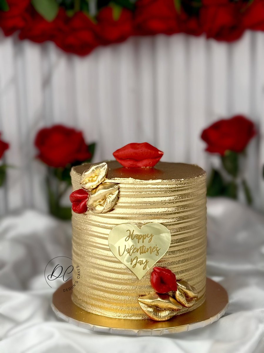dedunscakes's tweet photo. A Golden Kiss Cake 💋✨

This luxurious golden cake, inspired by A Golden Valentine theme of 2021, is finished with smooth whipped cream frosting &amp; adorned with fondant lips 💋 

This cake comes in a transparent box – the perfect unisex Valentine’s treat!

https://t.co/HaP3CJJ4zH https://t.co/L8R8nzJSID