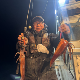 ANGLERS_GROUP's tweet photo. 【スタッフ釣果】

絶好調の三重県スルメイカメタル!!
良型ばかりで釣りごたえ◎

まるは釣具 姫路店
https://t.co/pMzjyc5KP1 https://t.co/uuAmqpCeco