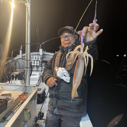 ANGLERS_GROUP's tweet photo. 【スタッフ釣果】

絶好調の三重県スルメイカメタル!!
良型ばかりで釣りごたえ◎

まるは釣具 姫路店
https://t.co/pMzjyc5KP1 https://t.co/uuAmqpCeco