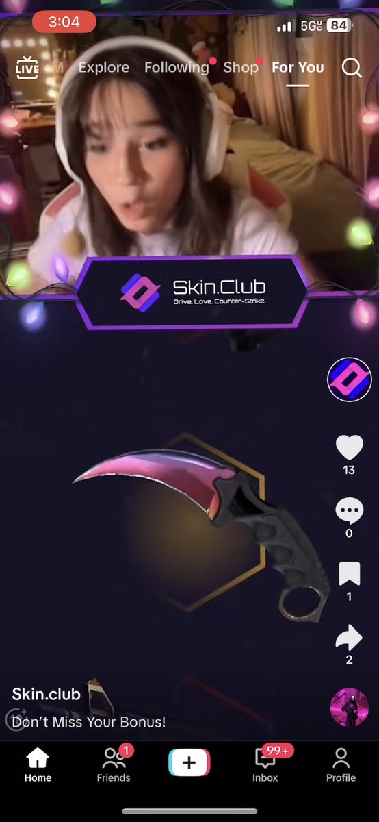haleysauruss's tweet photo. Yo @skinclubmedia could y’all stop running this edited ad of me? Or at least give me the karambit I “unboxed” in this clip🙂 https://t.co/XnpV6pVYPD
