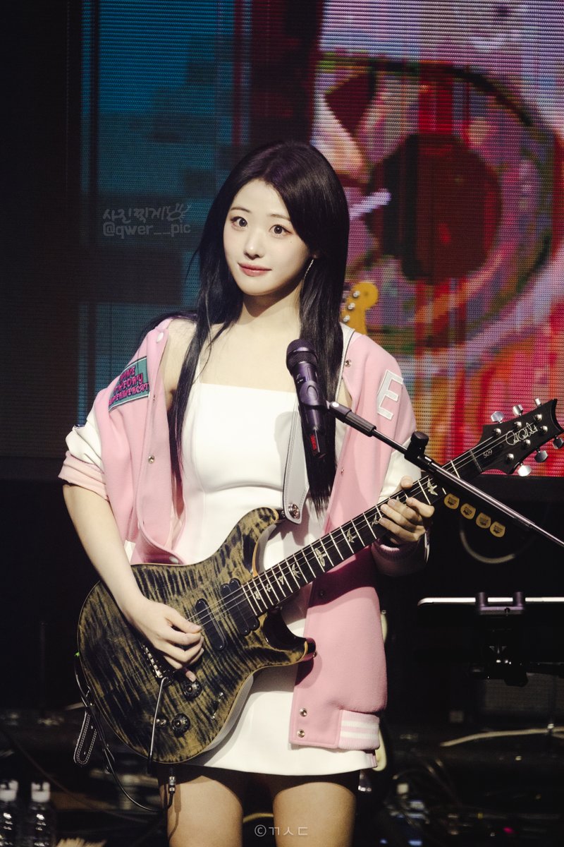 qwer__pic's tweet photo. 250126 1,2, QWER!
귀여운거 한스푼
섹시한거 한스푼
미모 한 스.ㅍ.. 바가지!!

#QWER #히나 #HINA #ひな #냥뇽녕냥 #장나영 #QWER콘서트 #QWER_콘서트 #1_2_QWER
@hapycb https://t.co/l8ecGHWb2X