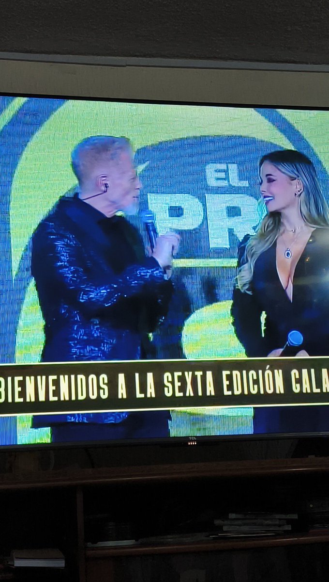 Que mal. No hay presentadores ECUATORIANOS que estén a la altura del evento??. Me pregunto si en Argentina o Colombia llaman a los Ecuatorianos para que presenten sus eventos??
