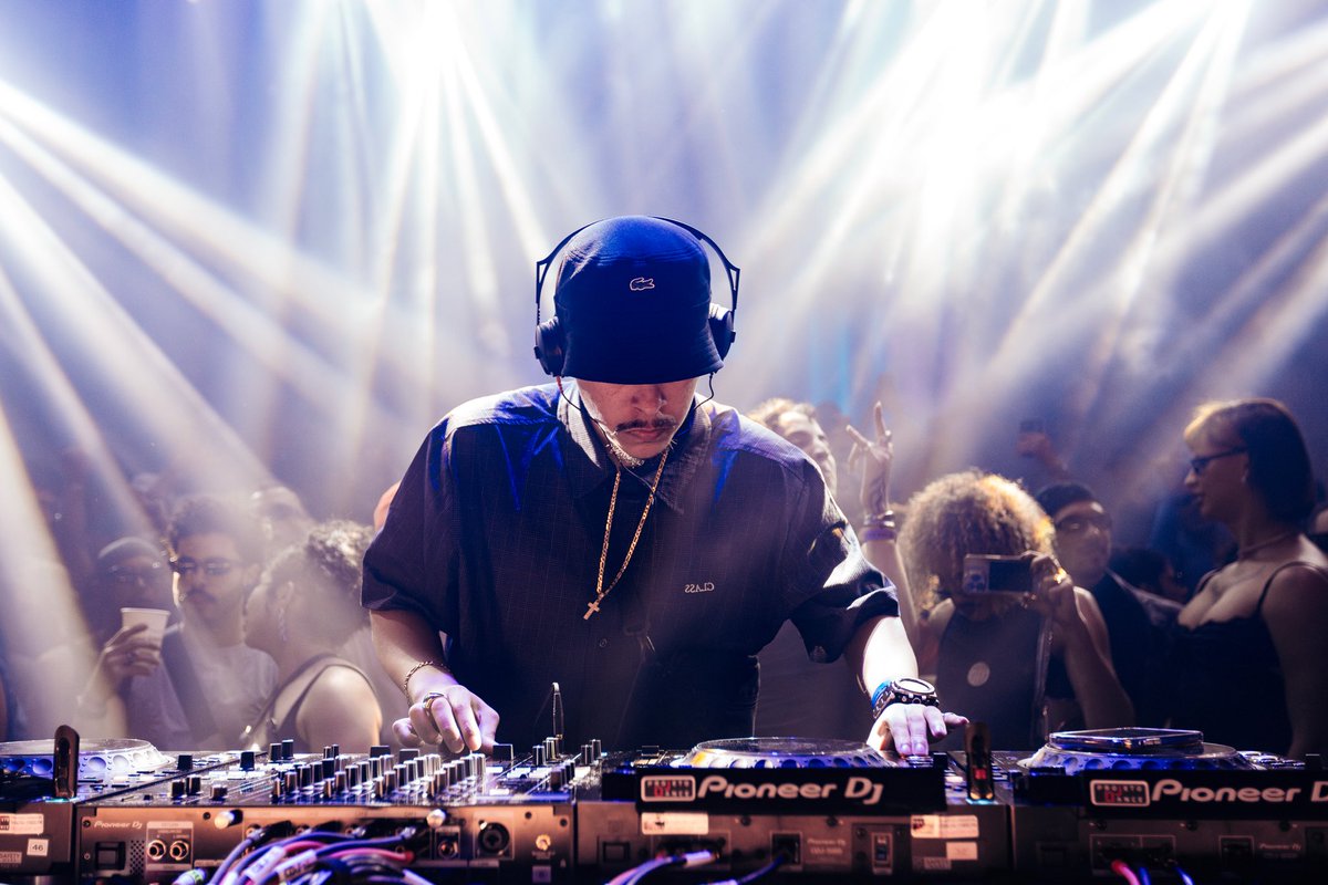 vulgobonex's tweet photo. Bagulho loco!  Dezembro do ano passado rolou o Boiler Room São Paulo em parceria com a Ballantines. Tive a oportunidade de trabalhar com eles oficial, finalmente pude colocar minha fotografia em uma marca tão grande! 

Saiu o live com 3 fotos minhas! Foda demais https://t.co/UyHBlPpthA