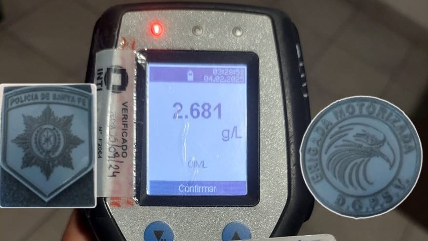 RedSegVial's tweet photo. #RN168 #TúnelSubfluvial
🚔Se detuvo la marcha de un auto que realizaba maniobras peligrosas.

👉Su conductor dio resultado positivo elevado de alcoholemia (2.68 g/l).

📝Se labró el acta de infracción, se retuvo su licencia  y el vehículo fue remitido.

❌🍷Al volante, alcohol 0. https://t.co/ij9MtpJg62
