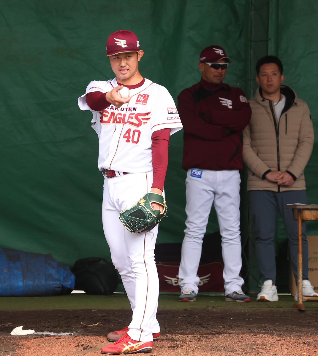 Sanspo_EAGLES's tweet photo. 【春季キャンプ】4日、三木肇監督、杉谷拳士氏が見守るなかブルペンで投げ込む江原雅裕投手。（撮影・中井誠）https://t.co/9Qx1Q9mpNq https://t.co/yIl3xycWrf #サンスポ #江原雅裕 https://t.co/EyGfCauoT9