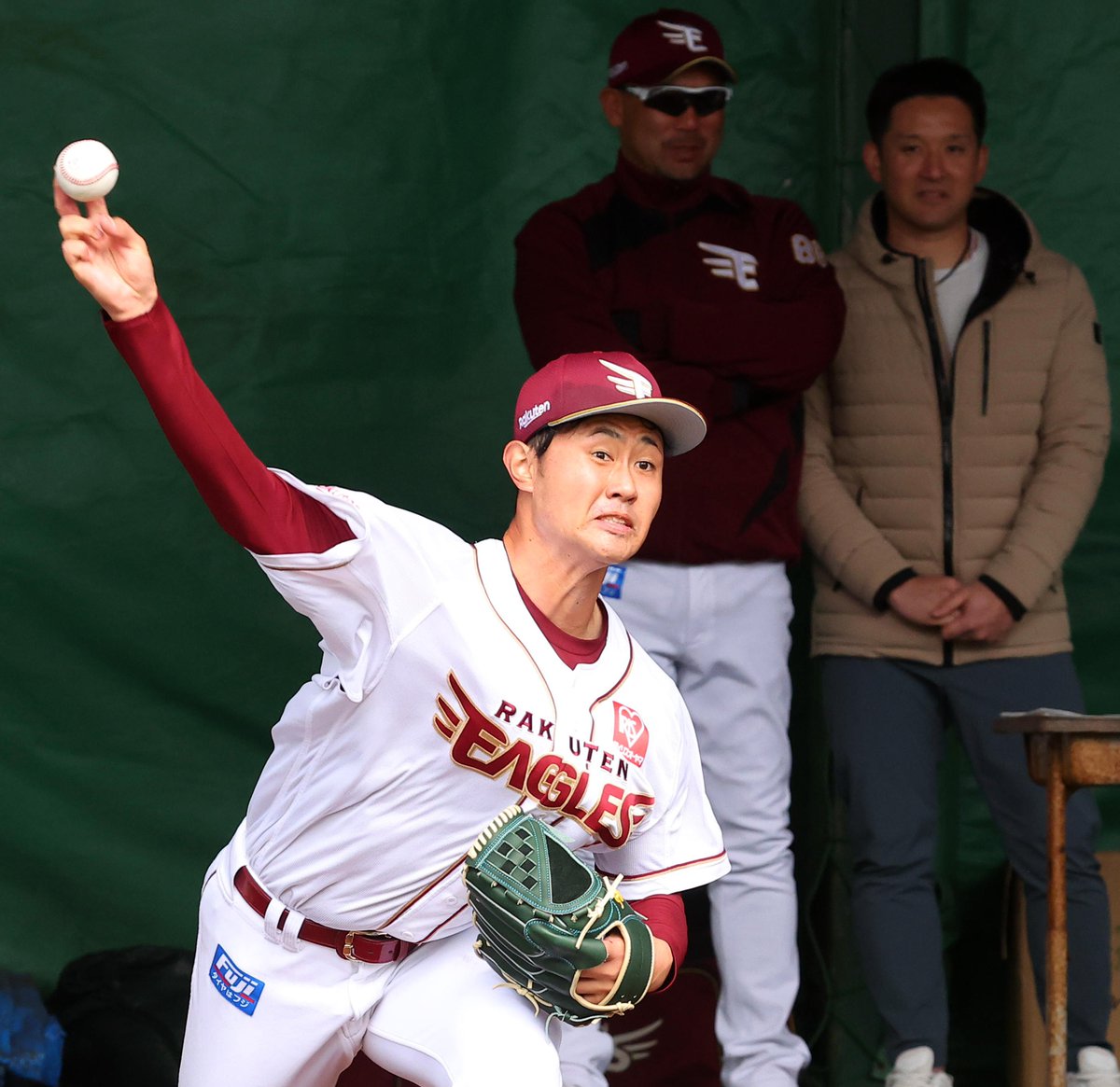 Sanspo_EAGLES's tweet photo. 【春季キャンプ】4日、三木肇監督、杉谷拳士氏が見守るなかブルペンで投げ込む江原雅裕投手。（撮影・中井誠）https://t.co/9Qx1Q9mpNq https://t.co/yIl3xycWrf #サンスポ #江原雅裕 https://t.co/EyGfCauoT9